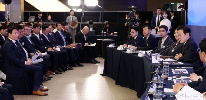 [서울=뉴시스] 고범준 기자 = 이재명 대통령이 10일 서울 마포구 프론트원에서 열린 국민성장펀드 보고대회에서 발언하고 있다. (대통령실통신사진기자단) 2025.09.10. bjko@newsis.com /사진=