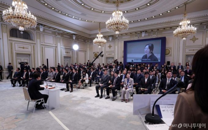 [서울=뉴시스] 고범준 기자 = 이재명 대통령이 11일 청와대 영빈관에서 열린 취임 100일 기자회견 '회복을 위한 100일, 미래를 위한 성장'에서 취재진 질문을 듣고 있다. 2025.09.11. bjko@newsis.com /사진=고범준