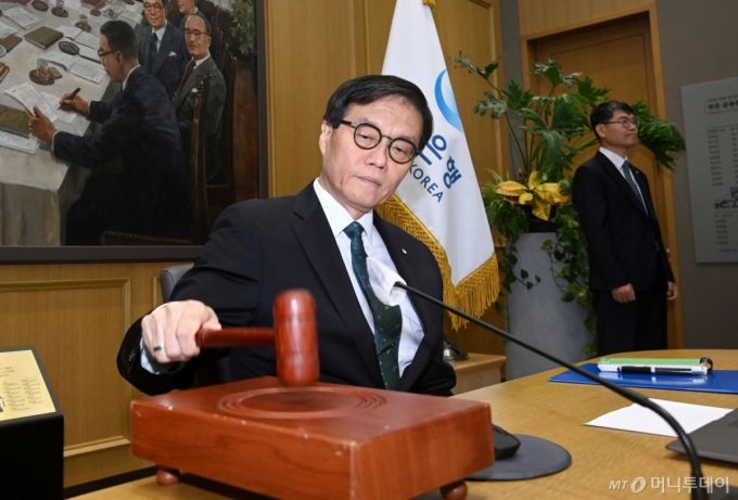 이창용 한국은행 총재가 28일 서울 중구 한국은행에서 열린 금융통화위원회에서 의사봉을 두드리고 있다. /사진=뉴시스