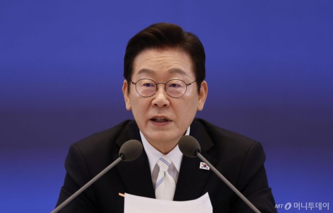 이재명 대통령이 11일 청와대 영빈관에서 열린 취임 100일 기자회견 '회복을 위한 100일, 미래를 위한 성장'에서 미국 조지아주 현대차-LG에너지솔루션 합작 배터리 공장 건설현장 구금 노동자 관련 발언을 하고 있다. / 사진=뉴시스