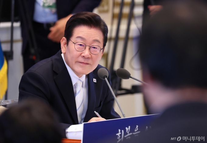 [서울=뉴시스] 고범준 기자 = 이재명 대통령이 11일 청와대 영빈관에서 열린 취임 100일 기자회견 '회복을 위한 100일, 미래를 위한 성장'에서 취재진 질문을 듣고 있다. (대통령실통신사진기자단) 2025.09.11. bjko@newsis.com /사진=류현주