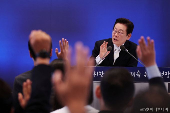 (로이터=뉴스1) = 이재명 대통령이 11일 청와대 영빈관에서 '회복을 위한 100일, 미래를 위한 성장'을 주제로 열린 취임 100일 기자회견에서 기자들의 질문에 답변하고 있다.  ⓒ 로이터=뉴스1  Copyright (C) 뉴스1. All rights reserved. 무단 전재 및 재배포,  AI학습 이용 금지. /사진=(로이터=뉴스1)