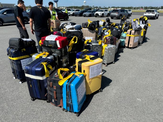지난 9일(현지시간) 미국 조지아주 서배너에 위치한 현대차그룹과 LG에너지솔루션 합작공장 사무실에 구금됐던 한국 근로자들의 개인 화물들이 모아져 있다./사진=뉴스1