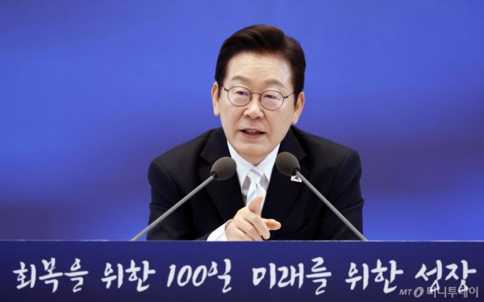 [서울=뉴시스] 최동준 기자 = 이재명 대통령이 11일 청와대 영빈관에서 열린 취임 100일 기자회견 '회복을 위한 100일, 미래를 위한 성장'에서 질문에 답변하고 있다. 2025.09.11. photocdj@newsis.com /사진=최동준