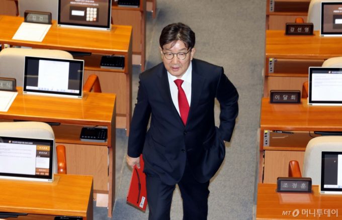 [서울=뉴시스] 조성봉 기자 = 권성동 국민의힘 의원이 11일 오후 서울 여의도 국회에서 열린 제249회국회(정기회) 제4차 본회의에서 자신의 체포동의안에 대한 투표를 마치고 회의장을 떠나고 있다. 2025.09.11. suncho21@newsis.com /사진=조성봉