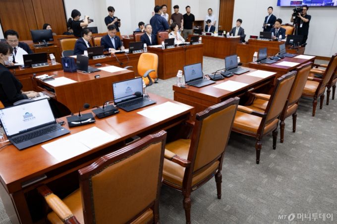 (서울=뉴스1) 유승관 기자 = 11일 서울 여의도 국회에서 열린 제429회 국회(정기회) 교육위원회 제2차 전체회의에 국민의힘 위원석이 비어 있다.  이날 교육위원회는 국민의힘 위원들이 불참한 가운데 여당 주도로 최교진 부총리 겸 교육부 장관 후보자 인사청문경과보고서를 채택했다. 2025.9.11/뉴스1  Copyright (C) 뉴스1. All rights reserved. 무단 전재 및 재배포,  AI학습 이용 금지. /사진=(서울=뉴스1) 유승관 기자