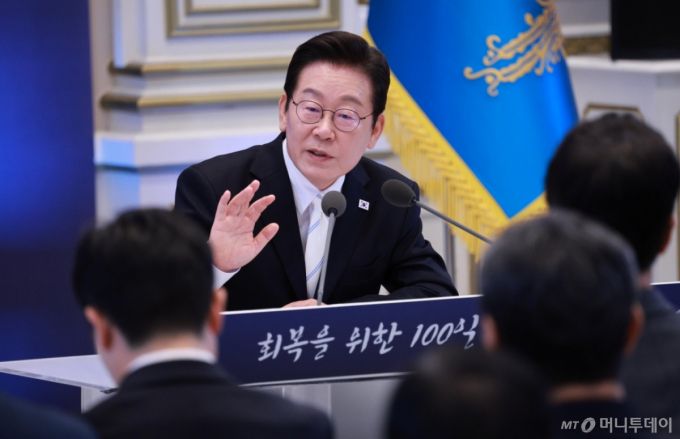 [서울=뉴시스] 고범준 기자 = 이재명 대통령이 11일 청와대 영빈관에서 열린 취임 100일 기자회견 '회복을 위한 100일, 미래를 위한 성장'에서 취재진 질문에 답변하고 있다. 2025.09.11. bjko@newsis.com /사진=류현주