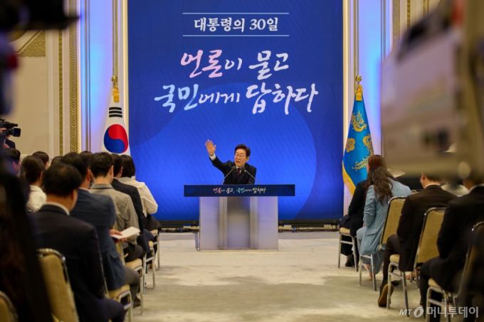 (서울=뉴스1) 이재명 기자 = 이재명 대통령이 지난 3일 서울 청와대 영빈관에서 열린 ‘대통령의 30일, 언론이 묻고 국민에게 답하다’ 기자회견에서 발언을 하고 있다. (이재명 대통령 SNS. 재판매 및 DB 금지) 2025.7.4/뉴스1  Copyright (C) 뉴스1. All rights reserved. 무단 전재 및 재배포,  AI학습 이용 금지. /사진=(서울=뉴스1) 이재명 기자