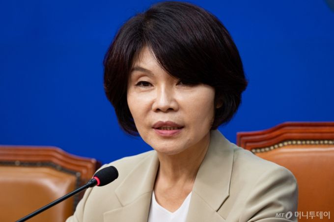 (서울=뉴스1) 유승관 기자 = 한정애 더불어민주당 정책위의장이 5일 서울 여의도 국회에서 정례 기자간담회를 하고 있다. 2025.9.5/뉴스1  Copyright (C) 뉴스1. All rights reserved. 무단 전재 및 재배포,  AI학습 이용 금지. /사진=(서울=뉴스1) 유승관 기자