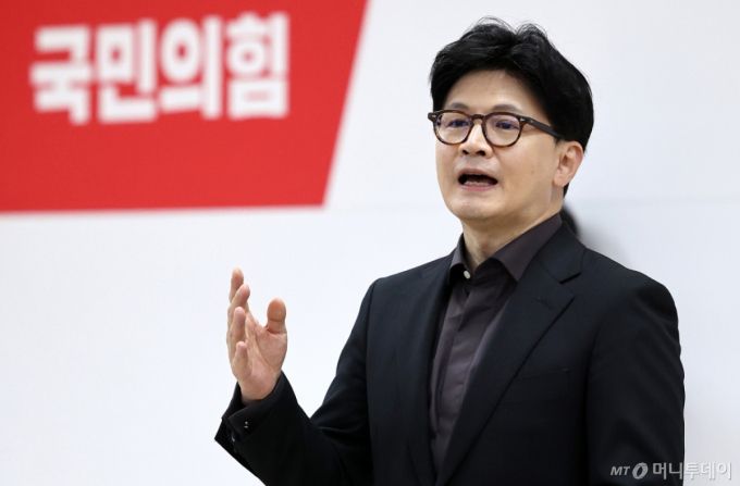 [대구=뉴시스] 이무열 기자 = 한동훈 제21대 대통령 선거 국민의힘 경선 후보가 1일 대구 수성구 국민의힘 대구시당에서 열린 당직자 간담회에 참석해 발언을 하고 있다. 2025.05.01. lmy@newsis.com /사진=이무열