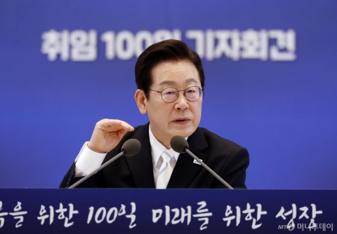 [서울=뉴시스] 최동준 기자 = 이재명 대통령이 11일 청와대 영빈관에서 열린 취임 100일 기자회견 '회복을 위한 100일, 미래를 위한 성장'에서 질문에 답변하고 있다. 2025.09.11. photocdj@newsis.com /사진=최동준