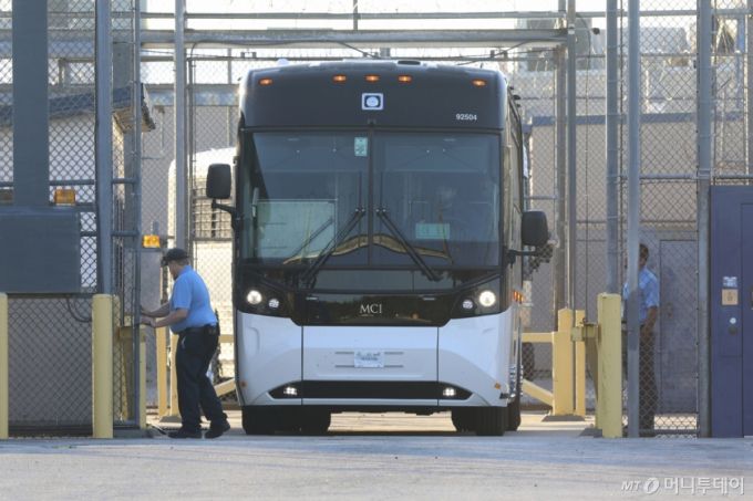 [포크스턴=AP/뉴시스] 10일(현지 시간) 미국 조지아주 포크스턴 이민세관단속국(ICE) 구금시설에서 버스가 이동하고 있다. 정부에 따르면 11일 정오 한국인 316명 등 총 330명이 전세기에 탑승해 귀국할 예정이다.