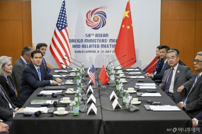 마코 루비오 미국 국무장관(왼쪽 앞에서 두번째)과 왕이 중국 외교부장(오른쪽 앞에서 두번째)이 지난 11일(현지시간) 말레이시아 쿠알라룸푸르 컨벤션센터에서 열린 제58차 동남아국가연합(ASEAN) 외교장관회의에서 양자 회담을 하고 있다. /쿠알라룸푸르(말레이시아) AP=뉴시스