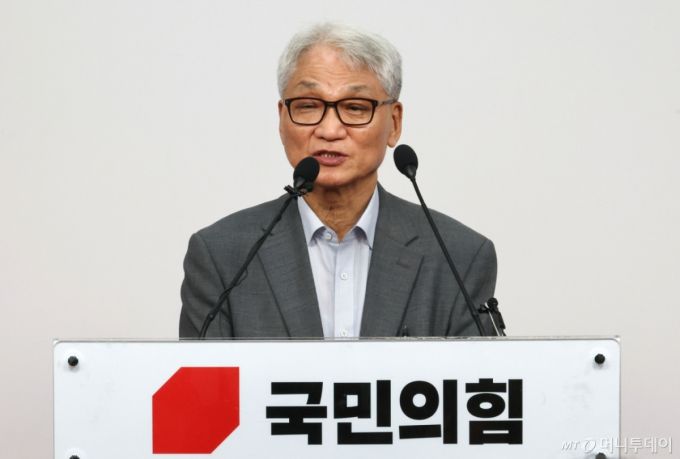 (서울=뉴스1) 이광호 기자 = 여상원 국민의힘 중앙윤리위원회 위원장이 14일 오후 서울 여의도 중앙당사에서 전한길 씨 징계 논의 결과를 발표하고 있다.   이날 윤리위는 전 씨에 대해 경고 조치를 내렸다. 2025.8.14/뉴스1  Copyright (C) 뉴스1. All rights reserved. 무단 전재 및 재배포,  AI학습 이용 금지. /사진=(서울=뉴스1) 이광호 기자