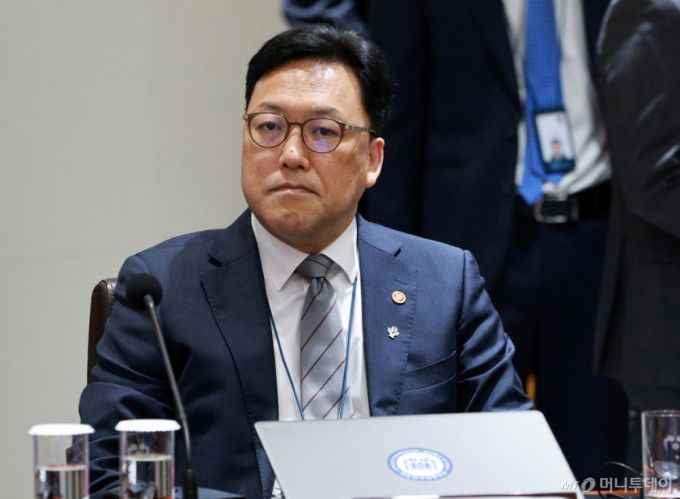 [서울=뉴시스] 고범준 기자 = 김병환 금융위원장이 5일 서울 용산구 대통령실 청사에서 열린 국무회의에 참석하고 있다. 2025.06.05. bjko@newsis.com /사진=고범준