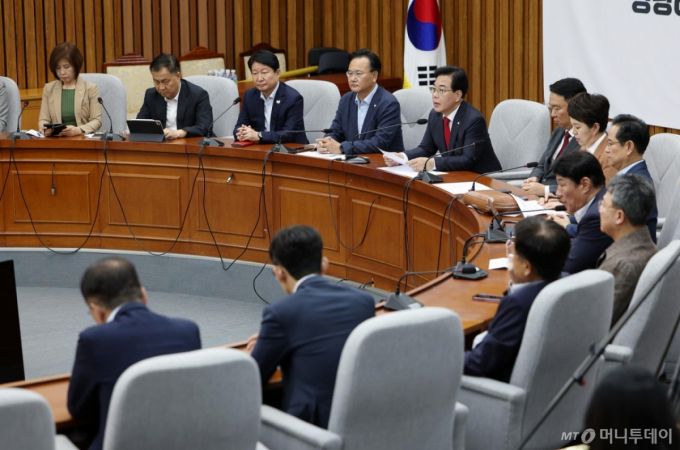 [서울=뉴시스] 김명년 기자 = 송언석 국민의힘 원내대표가 12일 오전 서울 여의도 국회에서 열린 원내대책회의에서 발언하고 있다. 2025.09.12. kmn@newsis.com /사진=김명년