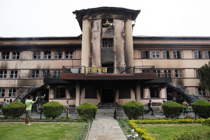 10일(현지시간) 네팔 수도 카트만두에 있는 대법원 건물이 시위대에 의해 불에 탄 모습/AFPBBNews=뉴스1