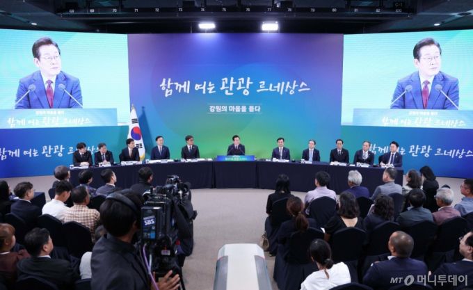 [춘천=뉴시스] 고범준 기자 = 이재명 대통령이 12일 강원 춘천시 강원창작개발센터에서 열린 '강원의 마음을 듣다' 타운홀 미팅에서 발언하고 있다. 2025.09.12. bjko@newsis.com /사진=고범준