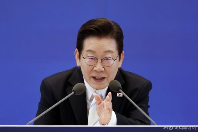 [서울=뉴시스] 최동준 기자 = 이재명 대통령이 11일 청와대 영빈관에서 열린 취임 100일 기자회견 '회복을 위한 100일, 미래를 위한 성장'에서 질문에 답변하고 있다. 2025.09.11. photocdj@newsis.com /사진=최동준