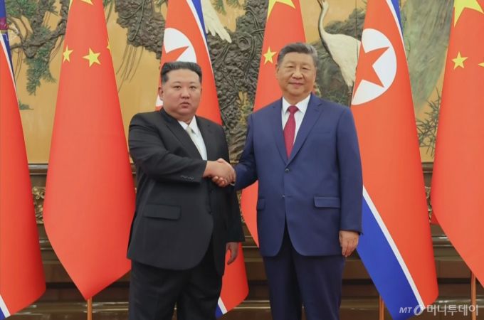 북한 조선중앙TV는 지난 4일 김정은 국무위원장이 중국 베이징 인민대회당에서 시진핑 중국 국가주석과 '북중 정상회담'을 했다고 5일 보도했다. 사진은 김 위원장과 시 주석이 악수하는 모습. /사진=뉴시스(조선중앙TV 캡쳐)