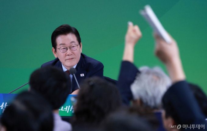 [춘천=뉴시스] 고범준 기자 = 이재명 대통령이 12일 강원 춘천시 강원창작개발센터에서 열린 '강원의 마음을 듣다' 타운홀 미팅에서 참석자들 질문을 받고 있다. 2025.09.12. bjko@newsis.com /사진=고범준