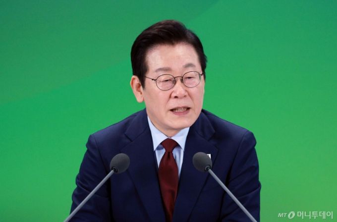 [춘천=뉴시스] 고범준 기자 = 이재명 대통령이 12일 강원 춘천시 강원창작개발센터에서 열린 '강원의 마음을 듣다' 타운홀 미팅에서 발언하고 있다. 2025.09.12. bjko@newsis.com /사진=고범준