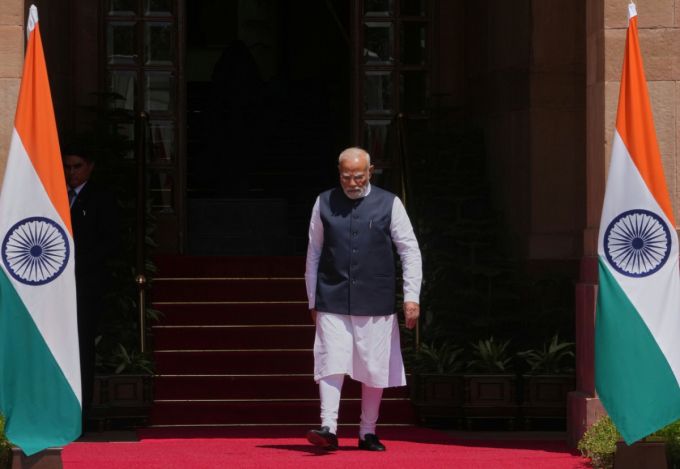 2025년 9월 4일(현지시간) 나렌드라 모디 인도 총리가 뉴델리의 하이데라바드 하우스에서 열린 회담에 참석하기 위해 도착한 로런스 웡 싱가포르 총리를 맞이하고 있다. /사진=AP/뉴시스