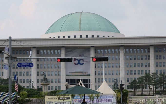 [서울=뉴시스] 김명년 기자 = 제429회 국회(정기회)가 오는 9월1일 개회식을 시작으로 9·10일 교섭단체대표연설, 15일~18일 대정부질문 순으로 진행된다. 사진은 31일 서울 여의도 국회의사당. 2025.08.31. kmn@newsis.com /사진=김명년