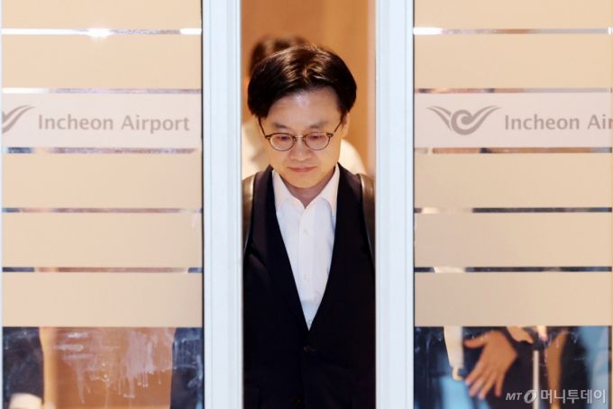 [인천공항=뉴시스] 조성우 기자 = 김정관 산업통상자원부 장관이 22일 오전 인천국제공항 제2여객터미널을 통해 미국을 출국하고 있다.  김 장관과 여한구 통상교섭본부장은 한미정상회담 선발대로 이날(22일) 미국을 방문해 하워드 러트닉 미 상무장관과 크리스 라이트 미국 에너지부 장관 등과 만날 것으로 알려졌다. 2025.08.22. xconfind@newsis.com /사진=조성우