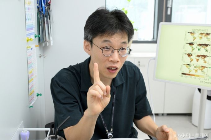 박창의 KIST 기후탄소순환연구단 선임연구원이 26일 KIST 본원 연구실에서 머니투데이와 만나 연구 결과를 설명하고 있다.