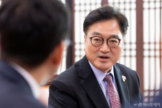 (서울=뉴스1) 이승배 기자 = 우원식 국회의장이 10일 서울 여의도 국회에서 배경훈 과학기술정보통신부 장관을 접견하고 있다. 2025.9.10/뉴스1  Copyright (C) 뉴스1. All rights reserved. 무단 전재 및 재배포,  AI학습 이용 금지. /사진=(서울=뉴스1) 이승배 기자