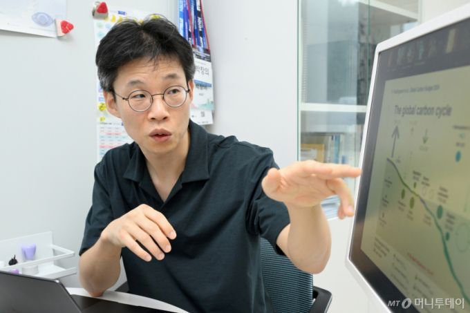 박창의 KIST 기후탄소순환연구단 선임연구원이 26일 KIST 본원 연구실에서 머니투데이와 만나 연구 결과를 설명하고 있다. /사진=KIST