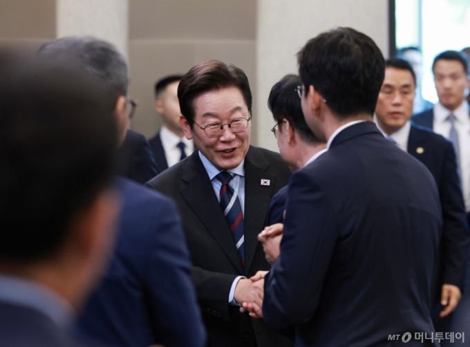 [서울=뉴시스] 고범준 기자 = 이재명 대통령이 15일 서울 성북구 한국과학기술연구원(KIST)에서 열린 제1차 핵심규제 합리화 전략회의에 입장하며 참석자들과 인사하고 있다. 2025.09.15. bjko@newsis.com /사진=고범준