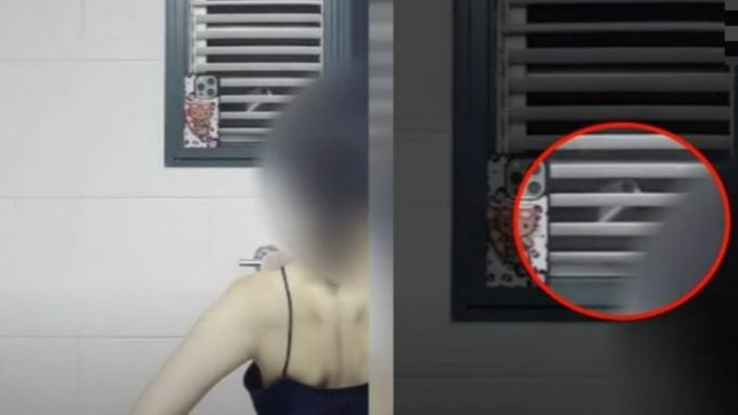 운동 후 화장실 거울로 몸매를 확인하던 여성이 창문 틈으로 자신을 촬영하는 낯선 핸드폰을 발견했다는 사연이 전해졌다. /사진=JTBC '사건반장' 캡처