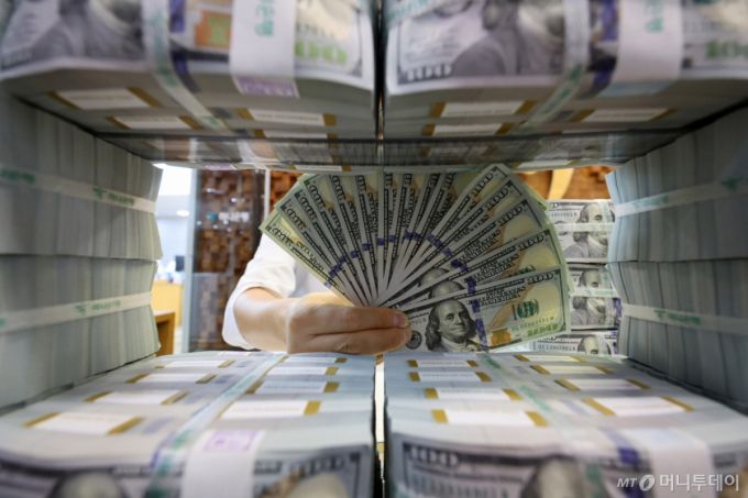 [서울=뉴시스] 배훈식 기자 = 한국은행이 3일 발표한 '2025년 8월 말 외환보유액'은 4162억9000만 달러로 지난달 말 대비 49억5000만 달러 증가하며 3개월 째 상승했다. 3일 오후 서울 중구 하나은행 위변조대응센터에서 보유중인 달러를 정리하고 있다. 2025.09.03.