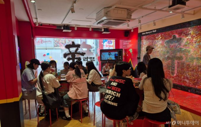 일본 도쿄 하라주쿠의 농심 '신라면분식' 매장./사진=유예림 기자