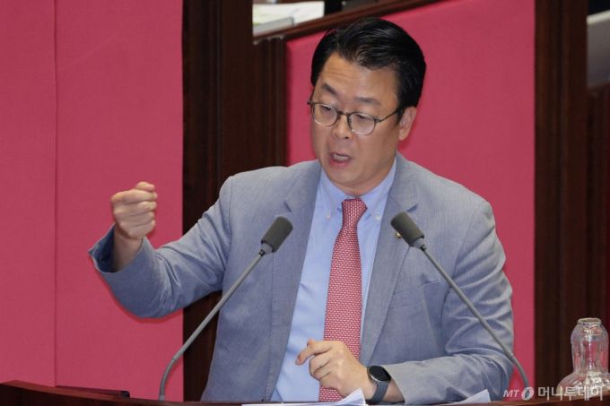 (서울=뉴스1) 신웅수 기자 = 곽규택 국민의힘 의원이 15일 서울 여의도 국회에서 열린 제429회 국회(정기회) 제5차 본회의에서 정치에 관한 대정부 질문을 하고 있다. 2025.9.15/뉴스1  Copyright (C) 뉴스1. All rights reserved. 무단 전재 및 재배포,  AI학습 이용 금지. /사진=(서울=뉴스1) 신웅수 기자