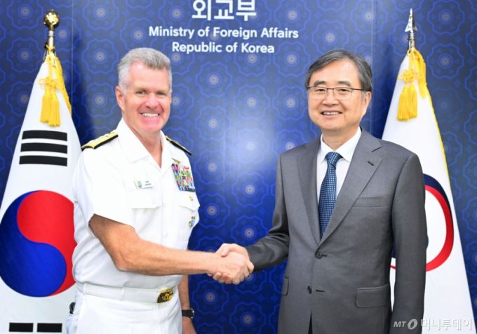 (서울=뉴스1) 임세영 기자 = 조현 외교부 장관이 14일 오후 서울 종로구 외교부 청사에서 사무엘 파파로(Samuel Paparo) 미국 인도태평양사령관을 접견하고, 악수를 나누고 있다. (외교부 제공, 재판매 및 DB금지) 2025.9.14/뉴스1  Copyright (C) 뉴스1. All rights reserved. 무단 전재 및 재배포,  AI학습 이용 금지. /사진=(서울=뉴스1) 임세영 기자