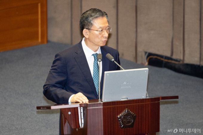 (서울=뉴스1) 유승관 기자 = 정성호 법무부 장관이 15일 서울 여의도 국회에서 열린 제429회 국회(정기회) 제5차 본회의에서 이해식 더불어민주당 의원의 정치에 관한 대정부 질문에 답하고 있다. 2025.9.15/뉴스1  Copyright (C) 뉴스1. All rights reserved. 무단 전재 및 재배포,  AI학습 이용 금지. /사진=(서울=뉴스1) 유승관 기자