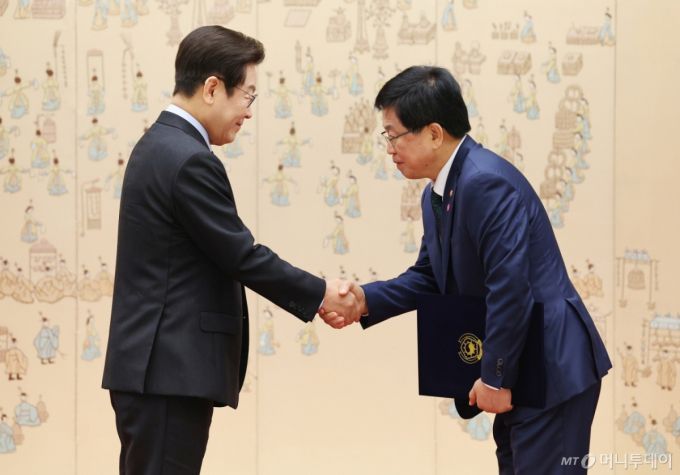 [서울=뉴시스] 고범준 기자 = 이재명 대통령이 15일 서울 용산 대통령실 청사에서 열린 임명장 수여식에서 최교진 사회부총리 겸 교육부 장관에게 임명장을 수여하고 있다. (대통령실통신사진기자단) 2025.09.15. bjko@newsis.com /사진=