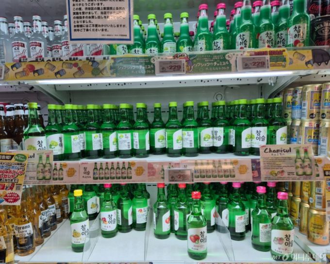 일본 도쿄 시부야의 '돈키호테'에서 판매되고 있는 하이트진로의 '참이슬'./사진=유예림 기자