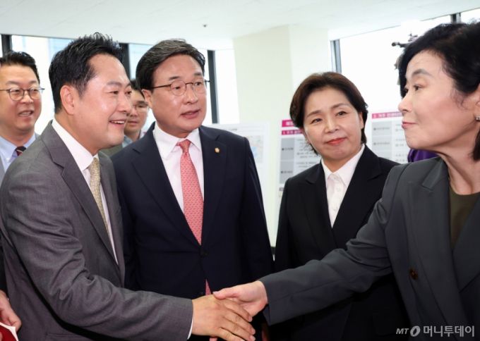 [부산=뉴시스] 하경민 기자 = 장동혁 국민의힘 대표가 15일 부산 동구 해양수산부 임시청사를 방문, 해수부 이전을 위한 부산시 지원대책에 대한 설명을 듣은 뒤 지역 국회의원들과 인사하고 있다. 2025.09.15. yulnetphoto@newsis.com /사진=하경민