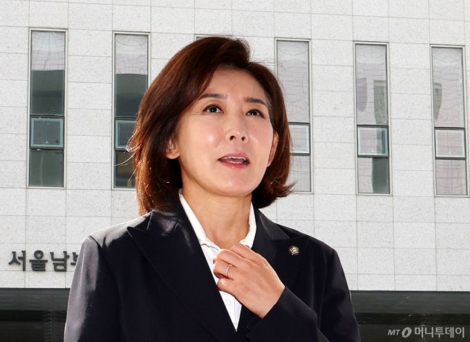 (서울=뉴스1) 박지혜 기자 = 나경원 국민의힘 의원이 15일 서울 양천구 남부지법에서  열린 '지난 2019년 벌어진 국회 패스트트랙(신속처리안건) 충돌 사건' 1심 결심 공판에 출석하고 있다.  2025.9.15/뉴스1  Copyright (C) 뉴스1. All rights reserved. 무단 전재 및 재배포,  AI학습 이용 금지. /사진=(서울=뉴스1) 박지혜 기자