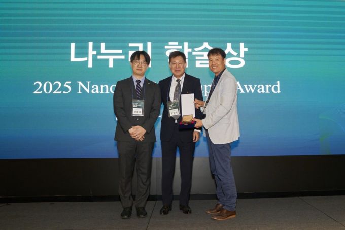 나누리 학술상을 수상한 신홍경 서울아산병원 교수(왼쪽), 장일태 이사장(가운데), 박진훈 서울아산병원 교수./사진제공=나누리병원