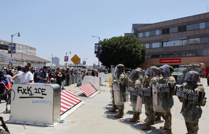 (로스앤젤레스 로이터=뉴스1) 류정민 특파원 = 미국 캘리포니아주 로스앤젤레스(LA)에서 발생한 불법 이민자 단속 및 추방 작전에 반대하는 시위에 대응하기 위해 도널드 트럼프 미국 대통령이 배치를 명령한 캘리포니아 주방위군이 6월8일(현지시간) 시위대와 대치하고 있다. /로이터=뉴스1