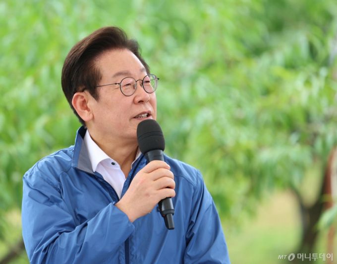 [세종=뉴시스] 고범준 기자 = 이재명 대통령이 16일 세종시 전동면 조일농원에서 열린 청년 농업인 간담회에서 발언하고 있다. (대통령실통신사진기자단) 2025.09.16. bjko@newsis.com /사진=