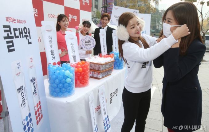 대원제약이 2015년 서울 청계광장에서 직장인 대상으로 콜대원을 알리는 행사를 진행하고 있다. /사진=이동훈 기자 photoguy@