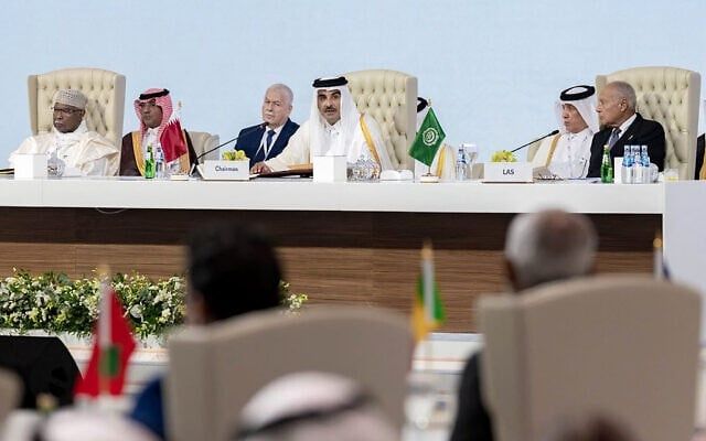 15일(현지시간) 카타르 도하에서 열린 2025 년 아랍·이슬람 긴급 정상 회의 의장을 맡은 카타르 군주(에미르) 셰이크 타밈 빈 하마드 알사니가 회의를 진행하고 있다. /AFPBBNews=뉴스1
