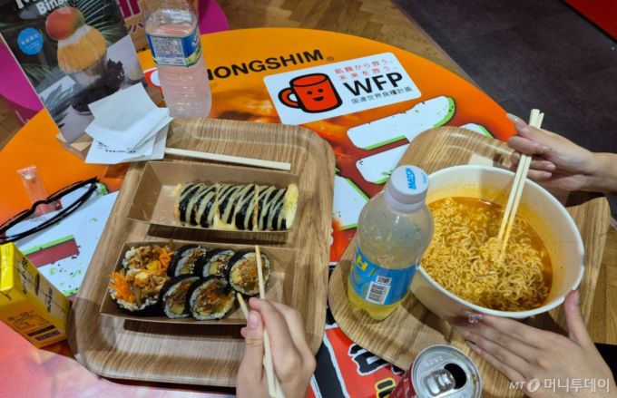 일본 도쿄 하라주쿠 다케시타 거리에 있는 농심의 ‘신라면 분식’에서 현지인들이 농심 라면과 김밥을 먹고 있다./사진=유예림 기자