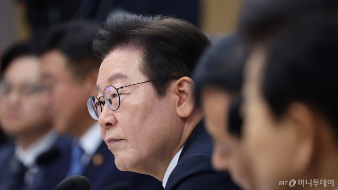 [세종=뉴시스] 고범준 기자 = 이재명 대통령이 16일 세종시 정부세종청사에서 열린 제42회 국무회의에서 참석자 발언을 듣고 있다. (대통령실통신사진기자단) 2025.09.16. bjko@newsis.com /사진=